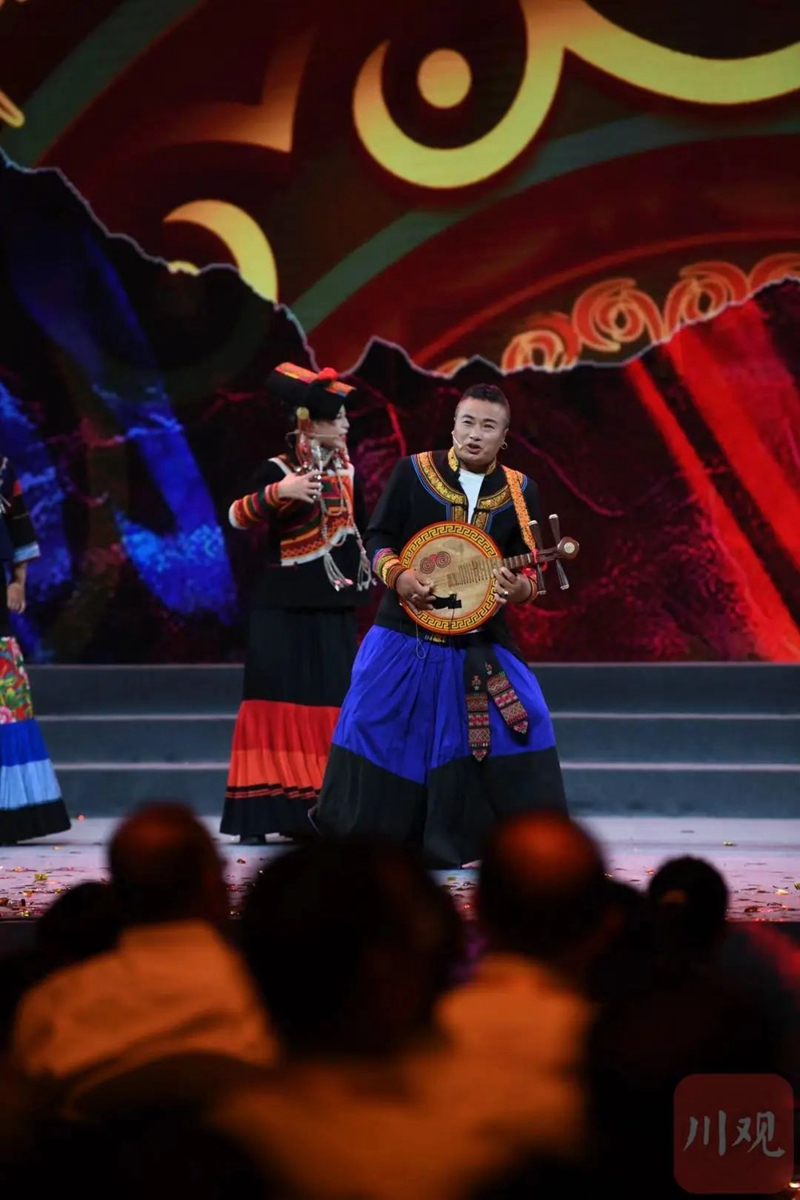 彝族说唱里加入了月琴表演.jpg