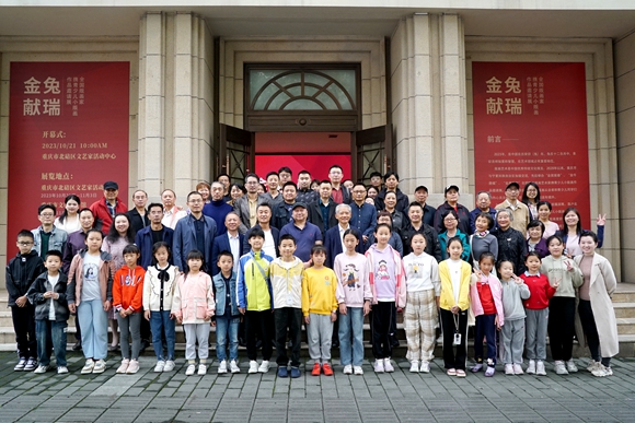 来宾和参展小作者一起合影。主办方供图